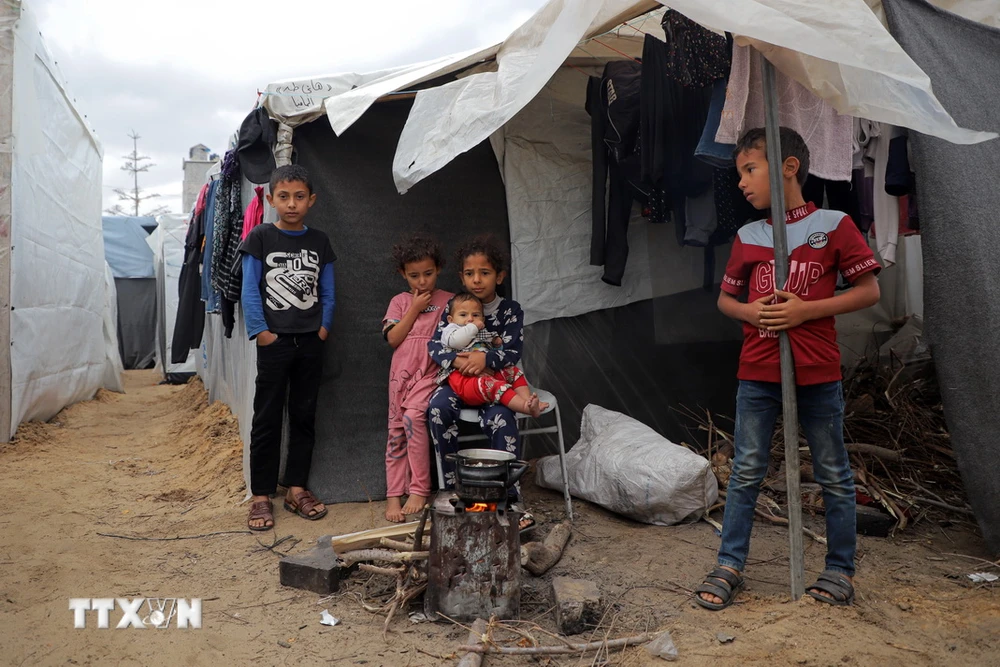 Các em nhỏ tại trại tị nạn ở Khan Younis, Dải Gaza. (Ảnh: THX/TTXVN)