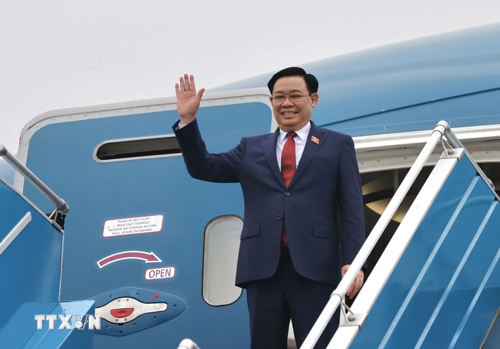 Chủ tịch Quốc hội Vương Đình Huệ rời Hà Nội, lên đường tham dự Hội nghị Cấp cao Quốc hội ba nước Campuchia-Lào-Việt Nam lần thứ nhất, thăm và làm việc tại Lào, thăm chính thức Thái Lan. (Ảnh: Doãn Tấn/TTXVN)