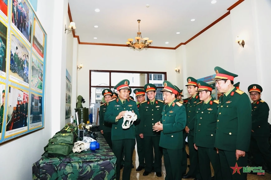 Thượng tướng Phùng Sĩ Tấn và các thành viên trong Đoàn Công tác tham quan các sản phẩm dự kiến trưng bày tại Triển lãm Quốc phòng Quốc tế Việt Nam năm 2024 của Binh chủng Hóa học. (Nguồn: Quân đội Nhân dân)