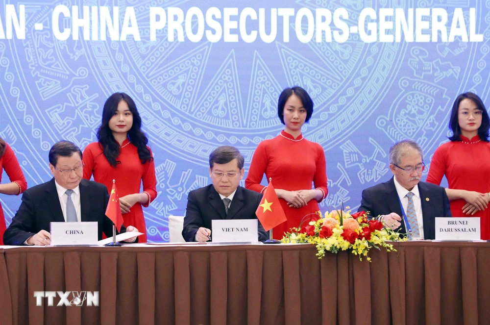 Viện trưởng Viện Kiểm sát Nhân dân Tối cao Việt Nam Lê Minh Trí và các đại biểu ký Tuyên bố Chung. (Ảnh: Phạm Kiên/TTXVN)