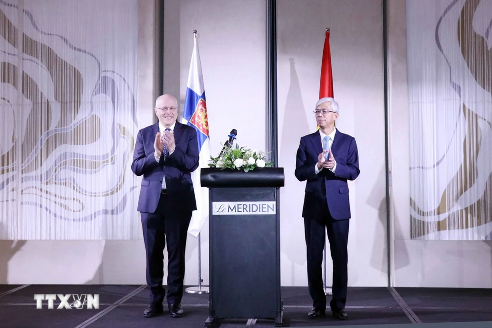 Phó Chủ tịch Ủy ban Nhân dân Thành phố Hồ Chí Minh Võ Văn Hoan và ông Keijo Norvato (trái), Đại sứ Phần Lan tại Việt Nam tại buổi lễ. (Ảnh: Xuân Khu/TTXVN)