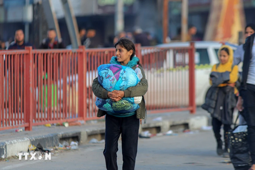 Người dân sơ tán tránh xung đột tại Khan Younis, Dải Gaza, ngày 1/12. (Ảnh: THX/TTXVN)