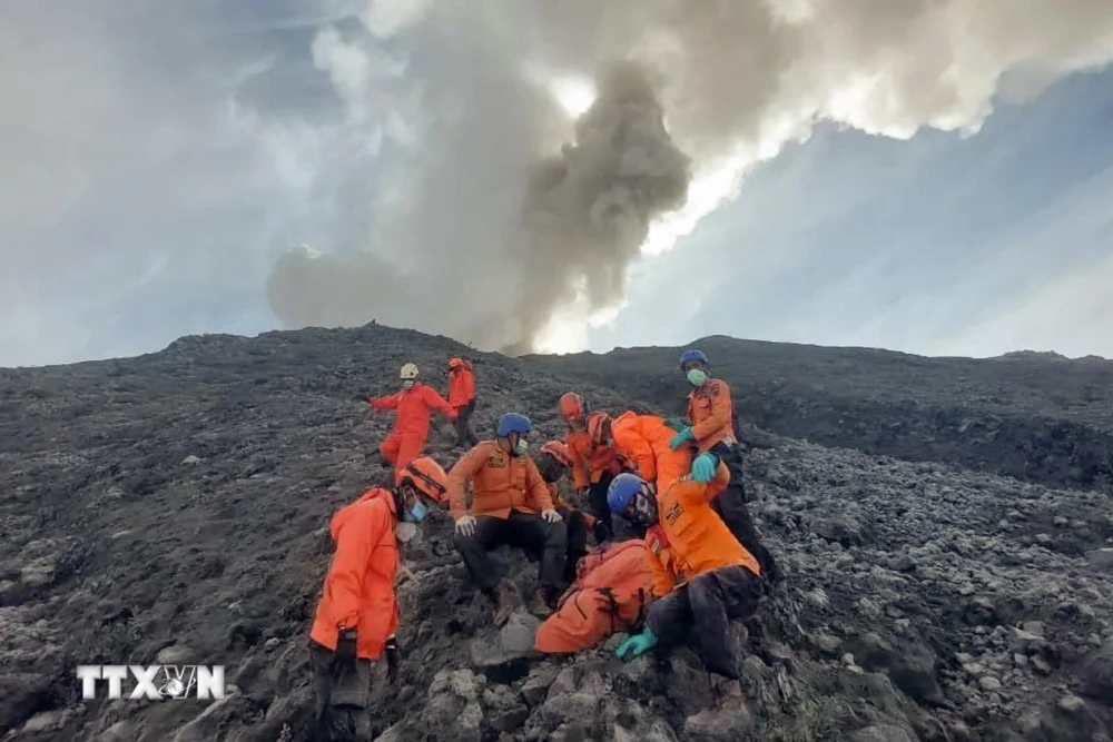 Lực lượng cứu hộ Indonesia chuyển nạn nhân khỏi hiện trường núi lửa Marapi phun trào ở Agam, Tây Sumatra. (Ảnh: AFP/TTXVN)