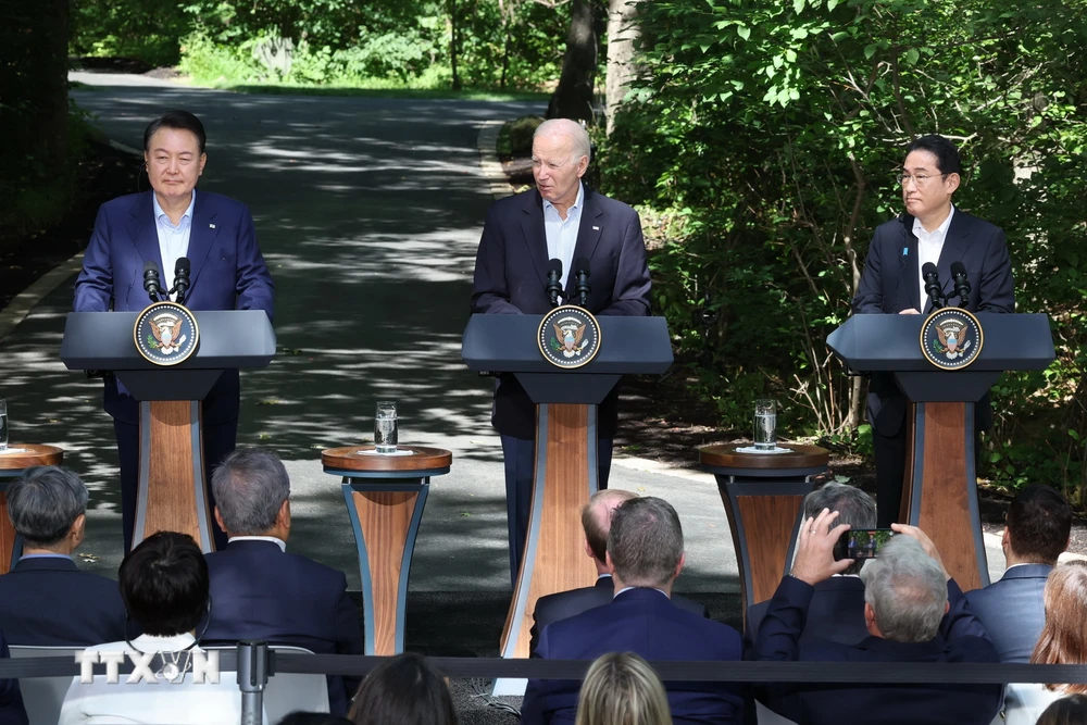 Tổng thống Hàn Quốc Yoon Suk Yeol (trái), Tổng thống Mỹ Joe Biden (giữa) và Thủ tướng Nhật Bản Fumio Kishida (phải) tại cuộc họp báo chung sau cuộc gặp ở Trại David, Maryland, Mỹ, ngày 18/8/2023. (Ảnh: Yonhap/TTXVN)