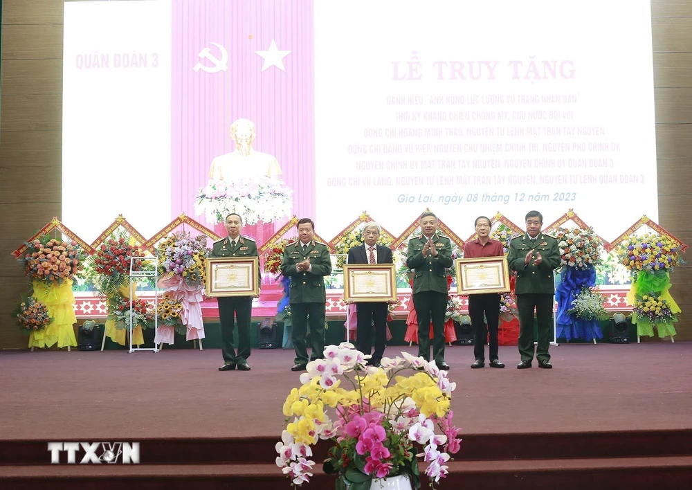 Lễ Truy tặng danh hiệu Anh hùng Lực lượng Vũ trang Nhân dân cho 3 Thượng tướng. (Ảnh: TTXVN phát)