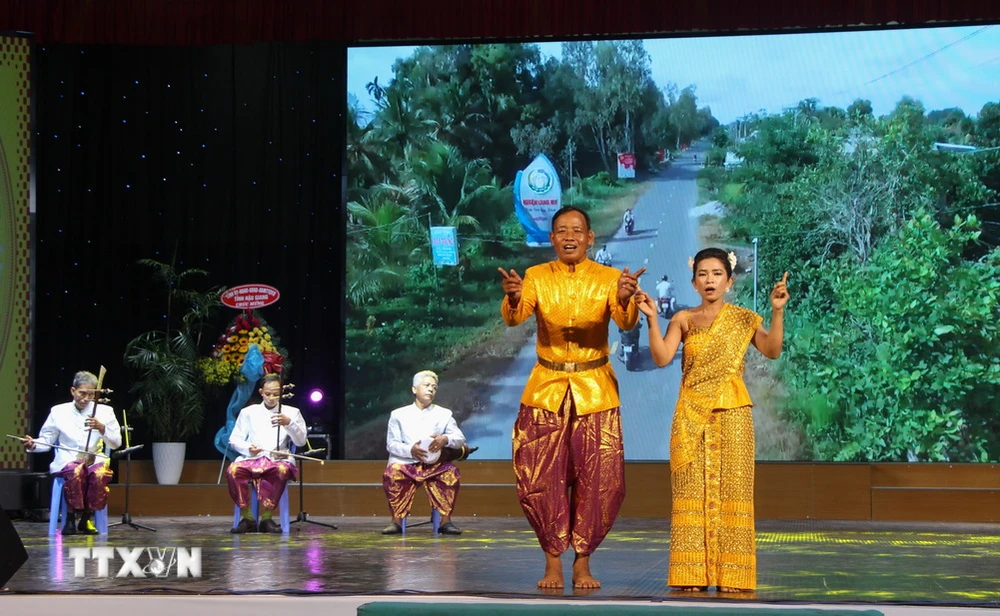 Một tiết mục hát Aday của người Khmer xã Xà Phiên, huyện Long Mỹ, tỉnh Hậu Giang. (Ảnh: Hồng Thái/TTXVN)