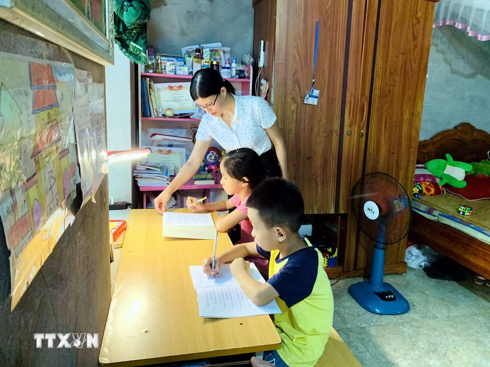 Đại diện Hội Phụ nữ phường An phụ, thị xã Kinh Môn, tỉnh Hải Dương thăm hỏi, động viên 2 con đỡ đầu ở Khu Dân cư An Lăng. (Ảnh: Mạnh Tú/TTXVN)