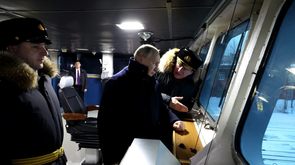 Tổng thống Putin tới xưởng đóng tàu Sevmash tại thành phố Severodvinsk ở miền Bắc nước Nga để tham dự sự kiện ra mắt hai tàu ngầm chạy bằng năng lượng hạt nhân. (Nguồn: Điện Kremlin)