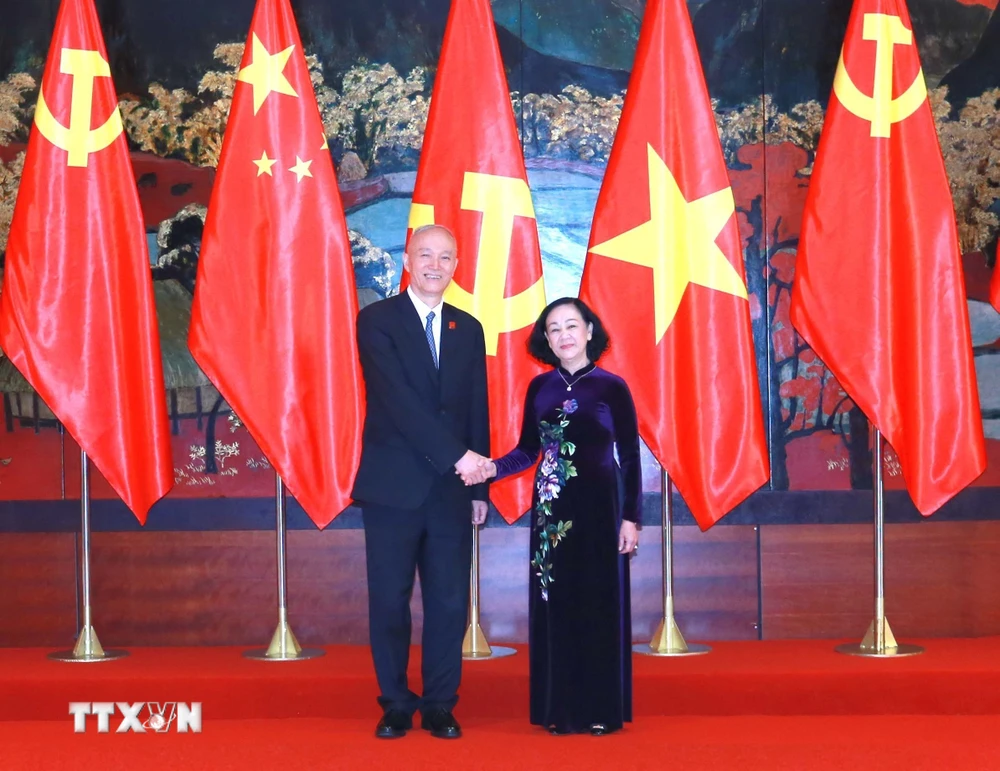 Thường trực Ban Bí thư Trương Thị Mai làm việc với Ủy viên Ban Thường vụ Bộ Chính trị Đảng Cộng sản Trung Quốc Thái Kỳ. (Ảnh: Phương Hoa/TTXVN)