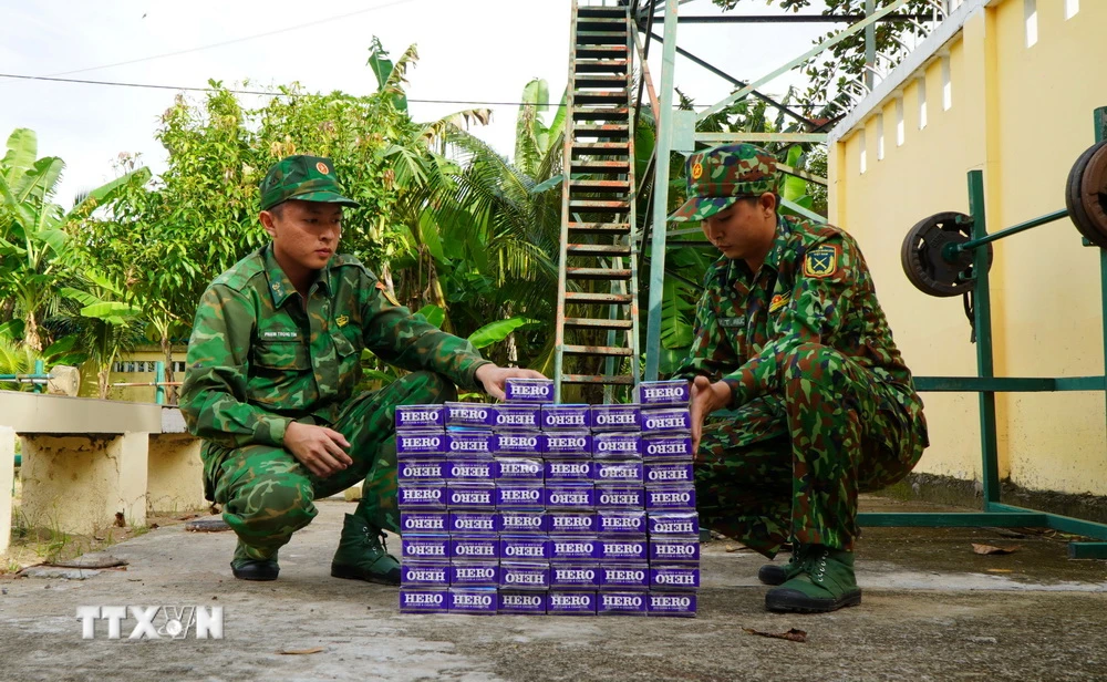 Lực lượng Bộ đội Biên phòng tỉnh Đồng Tháp thu giữ thuốc lá lậu. (Ảnh: Nhựt An/TTXVN)