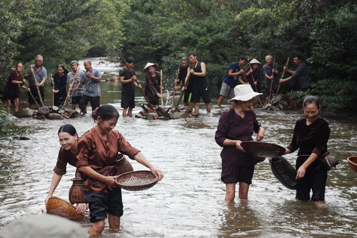 Hò thuốc cá bắt nguồn từ nghề chế thuốc thả xuống khe, suối để bắt cá. (Nguồn: Cổng Thông tin Điện tử huyện Minh Hóa)