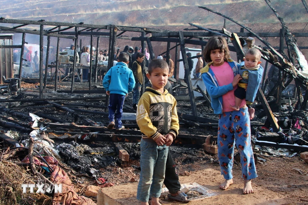 Trẻ em tại trại tị nạn ở làng Yammouneh, Bekaa Valley, Liban. (Ảnh: AFP/TTXVN)