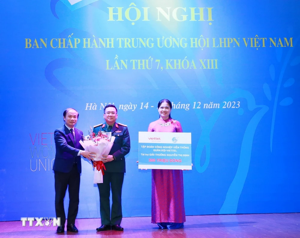 Đại diện Tập đoàn Công nghiệp Viễn thông Quân đội (Viettel) trao tài trợ giải thưởng. (Ảnh: Phương Hoa/TTXVN)