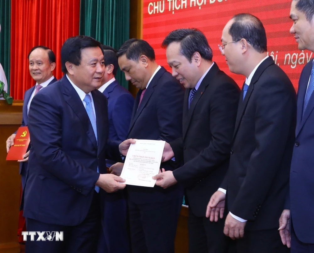 Giáo sư-tiến sỹ Nguyễn Xuân Thắng trao chứng nhận tốt nghiệp cho các học viên. (Ảnh: Văn Điệp/TTXVN)