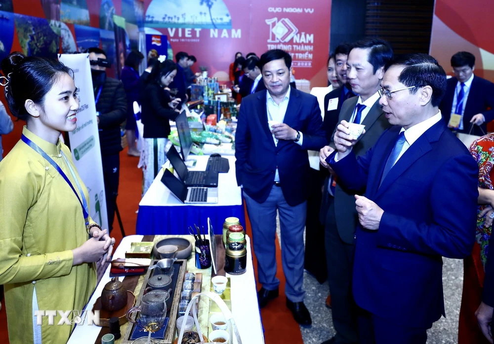 Bộ trưởng Ngoại giao Bùi Thanh Sơn và các đại biểu tham quan, trải nghiệm sản phẩm của các địa phương. (Ảnh: Lâm Khánh/TTXVN)