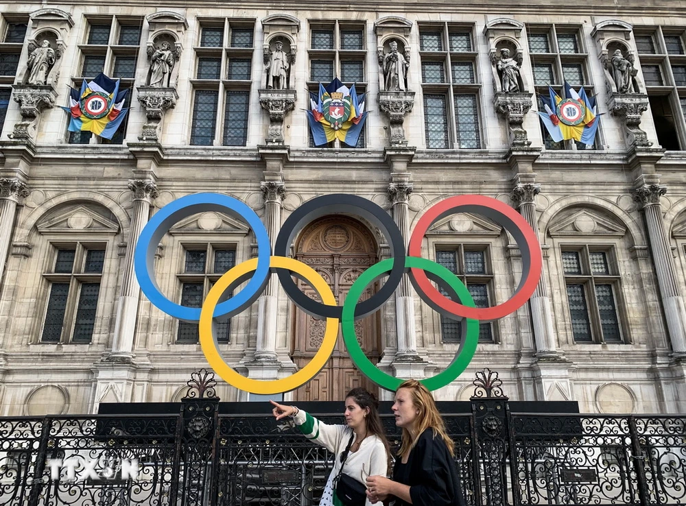 Biểu tượng Olympic tại Paris, Pháp. (Ảnh: AFP/TTXVN)