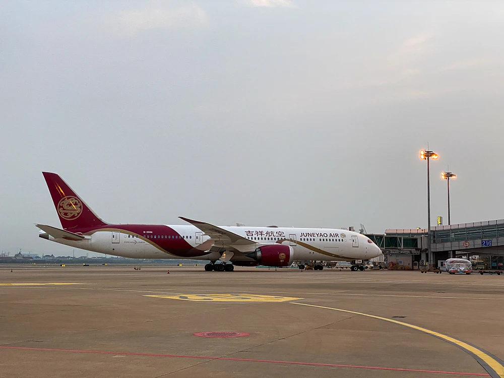 Một máy bay Boeing 787 của Juneyao Airlines tại sân bay ở Hàng Châu, Trung Quốc. (Nguồn: VCG)