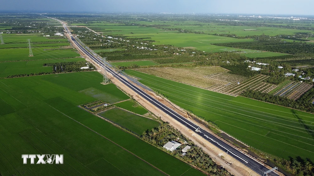 Dự án Cao tốc Mỹ Thuận-Cần Thơ, có tổng chiều dài gần 23km. Tổng mức đầu tư công trình hơn 4.800 tỷ đồng. (Ảnh: Huy Hùng/TTXVN)