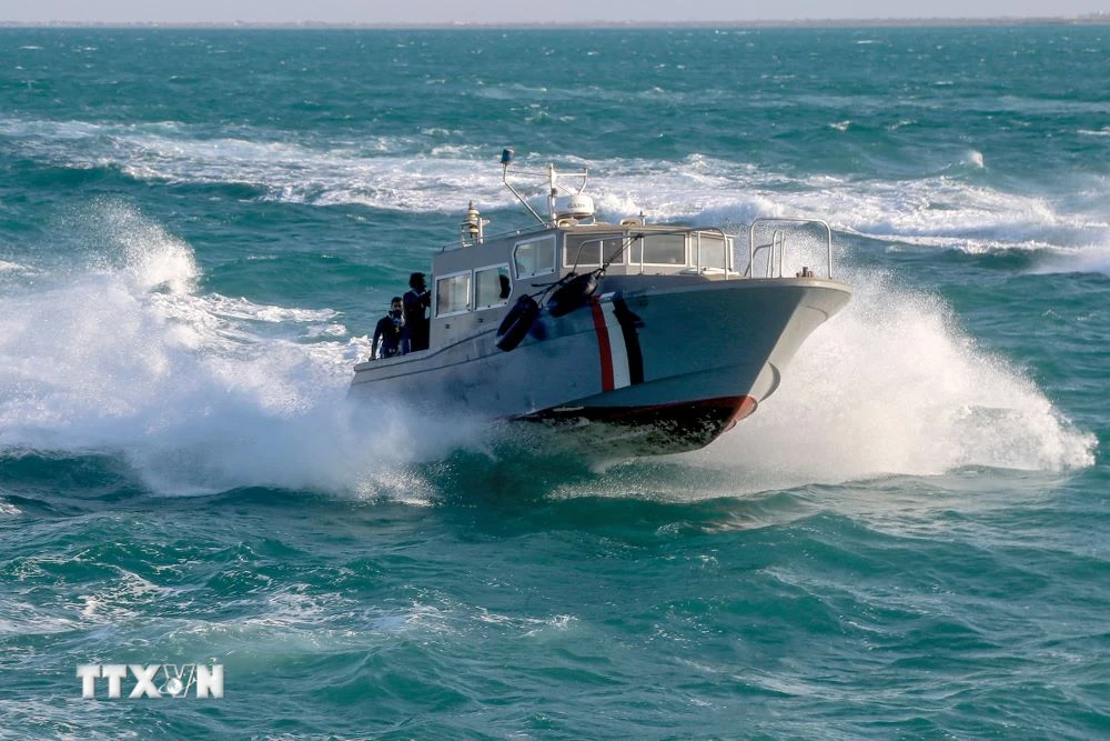 Tàu của Lực lượng Bảo vệ Bờ biển Yemen tuần tra tại Biển Đỏ ngày 12/12/2023. (Ảnh: AFP/TTXVN)