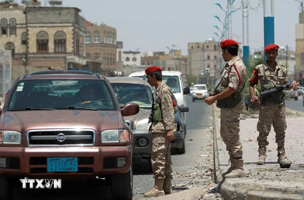 Binh sỹ Yemen kiểm tra các phương tiện tại thủ đô Sanaa. (Ảnh: AFP/TTXVN)