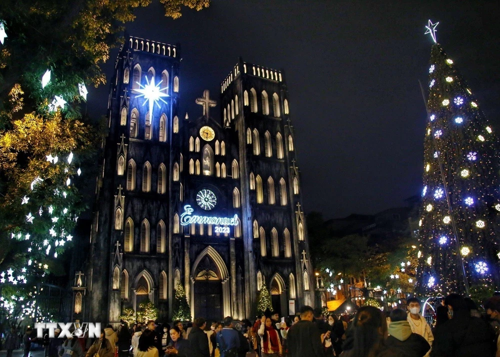 Nhà thờ Lớn Hà Nội rực rỡ trước thềm Giáng sinh, thu hút đông đảo người dân tới dạo chơi. (Ảnh: Tuấn Đức/TTXVN)