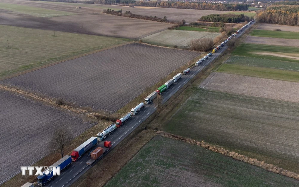 Xe tải xếp hàng dài tại cửa khẩu biên giới Ba Lan-Ukraine ở Hrebenne, Đông Nam Ba Lan, ngày 27/11/2023. (Ảnh: PAP/TTXVN)