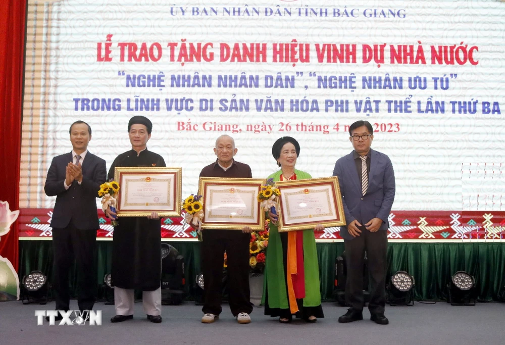 Lễ trao tặng danh hiệu vinh dự Nhà nước Nghệ nhân Nhân dân, Nghệ nhân Ưu tú trong lĩnh vực Di sản Văn hóa Phi vật thể. (Nguồn: TTXVN)