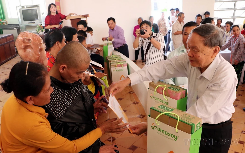 Thượng tướng Nguyễn Văn Rinh, Chủ tịch Hội Nạn nhân Chất độc Da cam/Dioxin Việt Nam tặng quà nạn nhân da cam tỉnh Sóc Trăng. (Ảnh: Trung Hiếu/TTXVN)