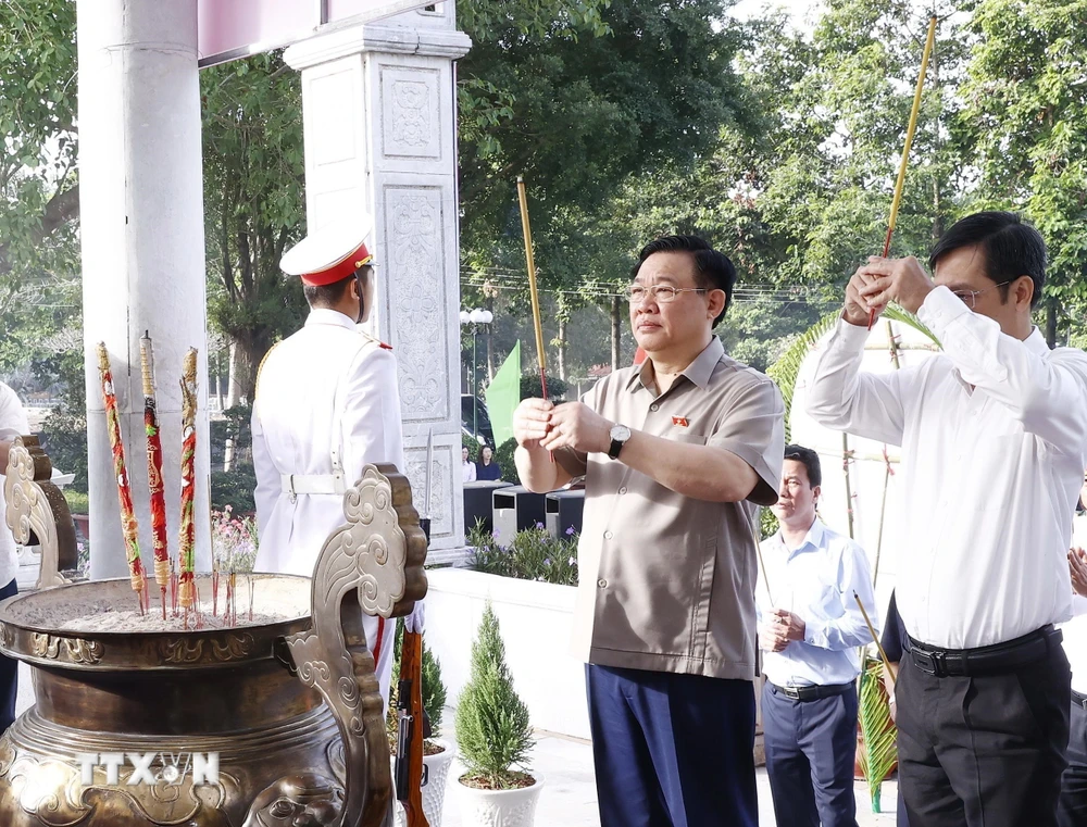 Chủ tịch Quốc hội Vương Đình Huệ dâng hương tưởng niệm các Anh hùng liệt sỹ tại Nghĩa trang Liệt sỹ Đồi 82, tỉnh Tây Ninh. (Ảnh: An Đăng/TTXVN)