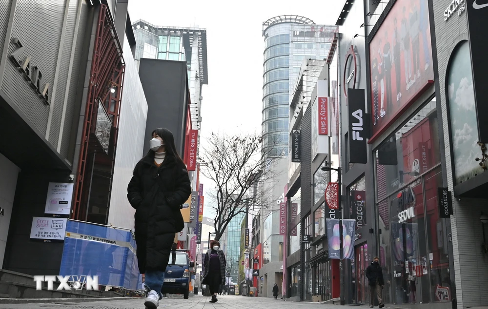 Người dân di chuyển trên phố ở Seoul, Hàn Quốc. (Ảnh: AFP/TTXVN)