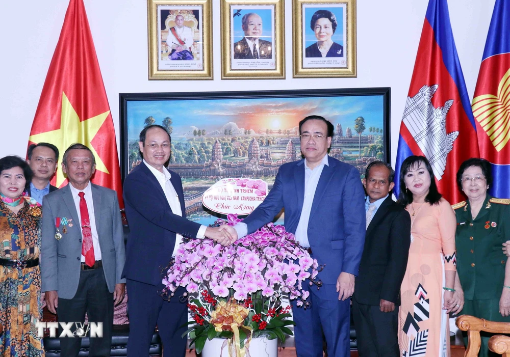 Trung tướng Nguyễn Văn Nam (trái) chúc mừng ông Chan Sorykan (phải), Tổng Lãnh sự Vương quốc Campuchia tại Thành phố Hồ Chí Minh. (Ảnh: Xuân Khu/TTXVN)