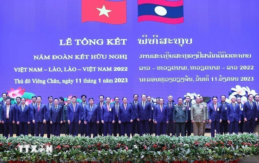 Thủ tướng Phạm Minh Chính và Thủ tướng Lào Sonexay Siphandone dự Lễ tổng kết Năm Đoàn kết Hữu nghị Việt Nam-Lào, Lào-Việt Nam 2022. (Ảnh: Dương Giang/TTXVN)