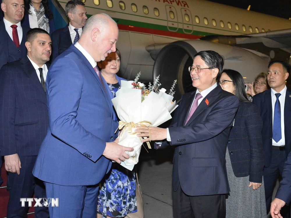 Phó Chủ tịch Quốc hội Nguyễn Đức Hải tặng hoa Chủ tịch Quốc hội nước Cộng hòa Bulgaria - ngài Rossen Dimitrov Jeliazkov - tại Sân bay Nội Bài, Hà Nội. (Ảnh: Minh Đức/TTXVN)