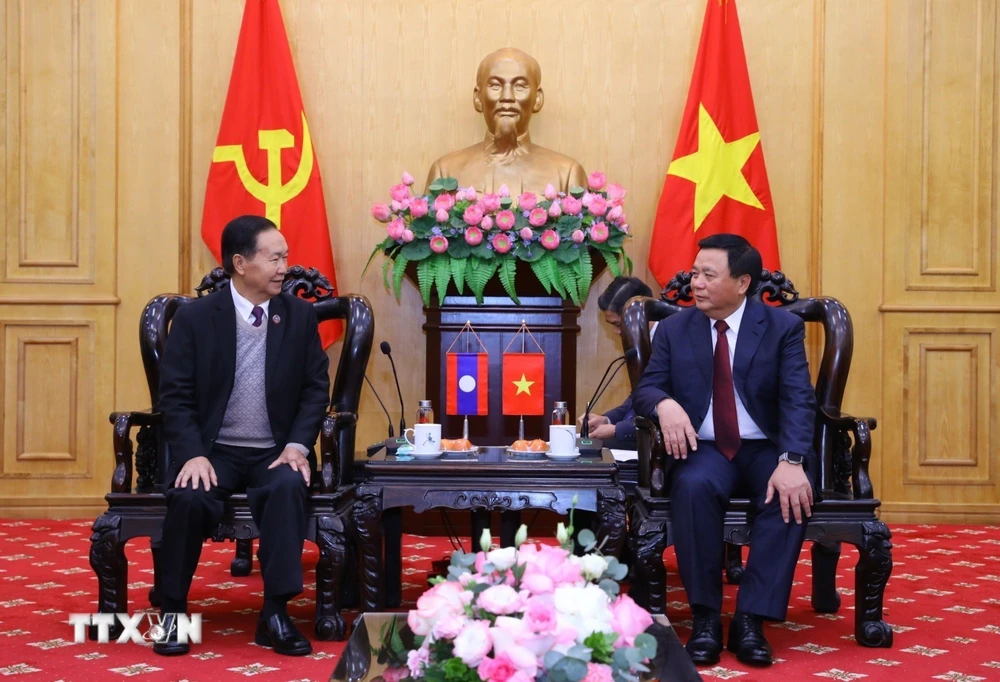 Ông Nguyễn Xuân Thắng tiếp Phó Chủ tịch Quốc hội Lào Chaleun Yiapaoher. (Ảnh: Văn Điệp/TTXVN)