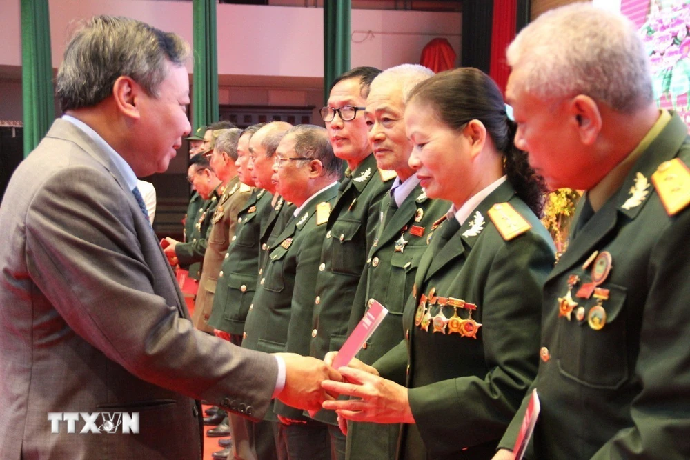 Ông Nguyễn Văn Phong, Phó Bí thư Thành ủy Hà Nội trao quà cho các cựu chiến binh, cựu quân tình nguyện, cựu chuyên gia. (Ảnh: TTXVN phát)