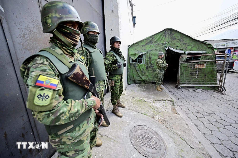 Binh sỹ Ecuador gác bên ngoài một nhà tù sau vụ bạo loạn. (Ảnh: AFP/TTXVN)