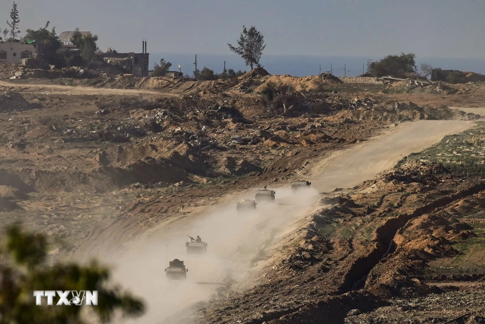 Xe quân sự Israel di chuyển dọc biên giới với Dải Gaza ngày 8/1. (Ảnh: THX/TTXVN)