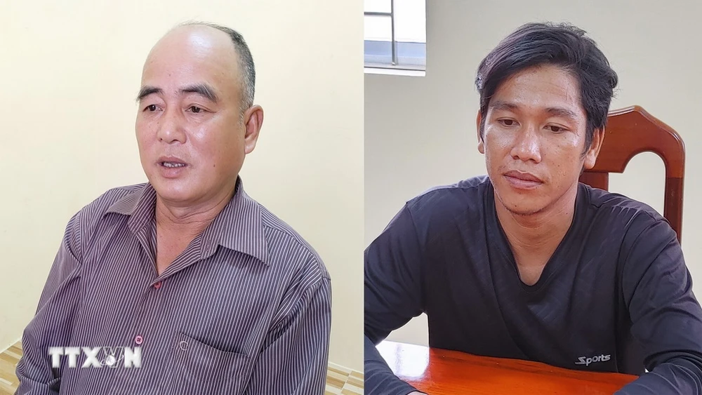 Hai đối tượng Nguyễn Văn Sàng (trái) và Tô Văn Tây tại cơ quan công an. (Ảnh: TTXVN phát)