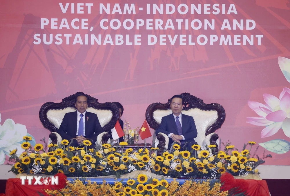 Chủ tịch nước Võ Văn Thưởng và Tổng thống Indonesia Joko Widodo dự chương trình biểu diễn võ thuật. (Ảnh: Thống Nhất/TTXVN)
