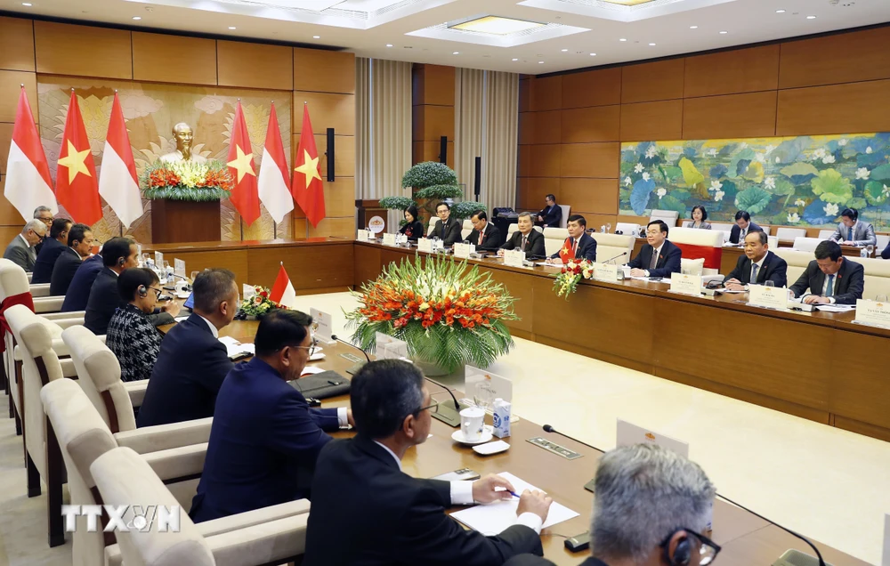Chủ tịch Quốc hội Vương Đình Huệ hội kiến Tổng thống Indonesia Joko Widodo. (Ảnh: Nhan Sáng/TTXVN)