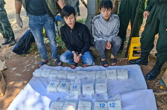 Phạm Duy Trung và Phạm Ngọc Đạt bị bắt khi đang vận chuyển 20kg tinh thể nghi là ma túy tổng hợp. (Nguồn: Công an tỉnh Quảng Trị)