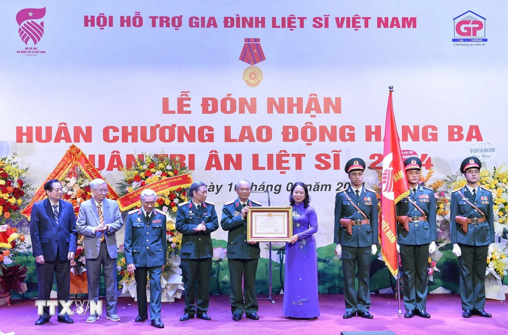 Phó Chủ tịch nước Võ Thị Ánh Xuân trao Huân chương Lao động hạng Ba cho Hội Hỗ trợ Gia đình Liệt sỹ Việt Nam. (Ảnh: Minh Đức/TTXVN)