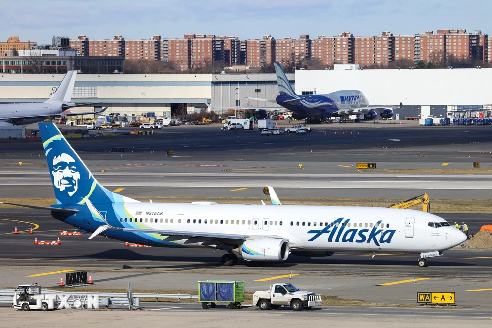 Máy bay Boeing 737-900ER của Hãng hàng không Mỹ Alaska Airlines chuẩn bị cất cánh tại sân bay John F. Kennedy, ngày 8/1/2024. (Ảnh: AFP/TTXVN)