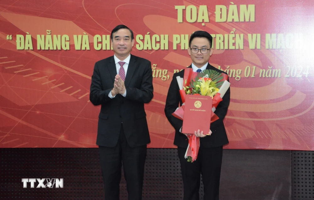 Chủ tịch Ủy ban Nhân dân thành phố Đà Nẵng Lê Trung Chinh trao quyết định cho đại diện Trung tâm Nghiên cứu, Đào tạo Thiết kế Vi mạch và Trí tuệ Nhân tạo Đà Nẵng. (Ảnh: Văn Dũng/TTXVN)