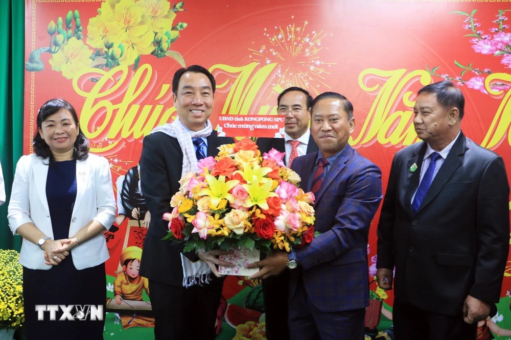 Tỉnh trưởng tỉnh Kampong Speu Vei Samnang tặng hoa chúc Tết Chủ tịch Ủy ban Nhân dân tỉnh Vĩnh Long Lữ Quang Ngời. (Ảnh: Phạm Minh Tuấn/TTXVN)