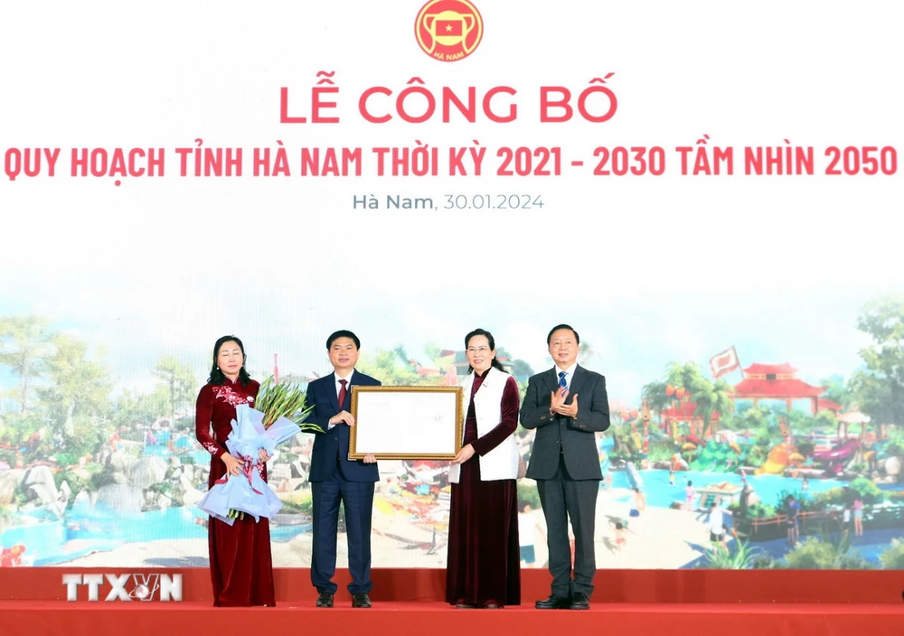 Phó Thủ tướng Chính phủ Trần Hồng Hà trao Quyết định phê duyệt Quy hoạch tỉnh Hà Nam. (Ảnh: Đại Nghĩa/TTXVN)