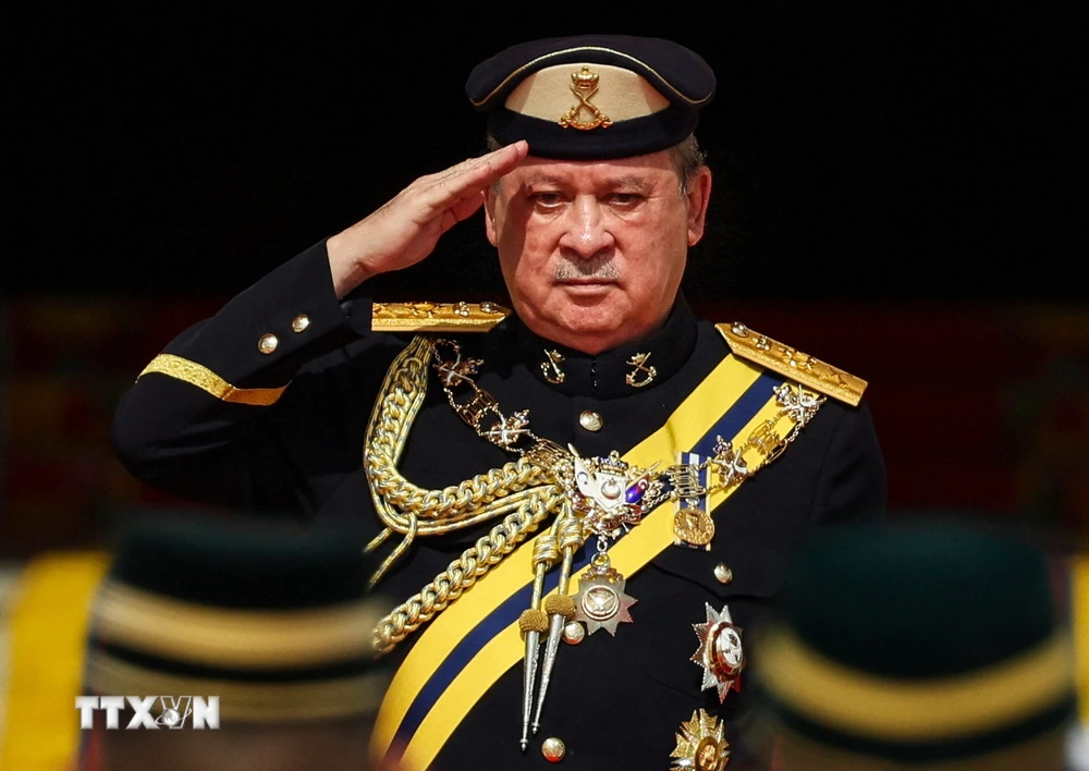 Tân Quốc vương Malaysia Sultan Ibrahim Iskandar duyệt đội danh dự trong Lễ đăng quang tại Kuala Lumpur ngày 31/1. (Ảnh: AFP/TTXVN)