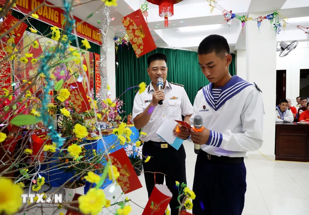 Chiến sỹ tham gia hái hoa dân chủ tại đảo Đá Tây. (Ảnh: Hồng Đạt/TTXVN)