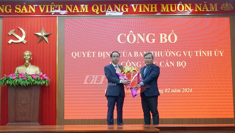 Bí thư Tỉnh ủy Quảng Bình Vũ Đại Thắng trao quyết định và tặng hoa chúc mừng ông Phan Mạnh Hùng. (Nguồn: Báo Quảng Bình)