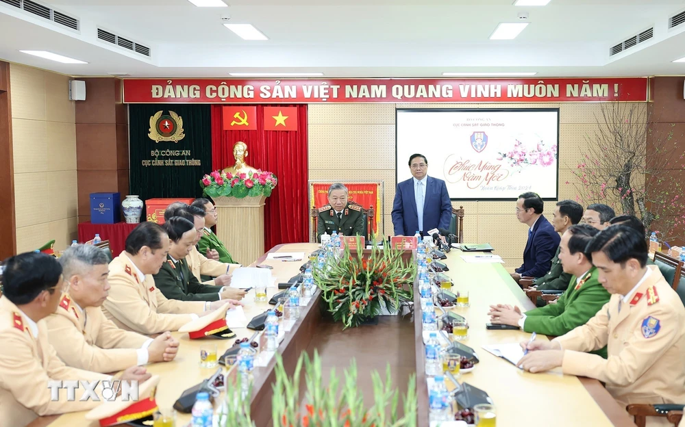 Thủ tướng Phạm Minh Chính giao nhiệm vụ cho lực lượng cảnh sát giao thông. (Ảnh: Dương Giang/TTXVN)